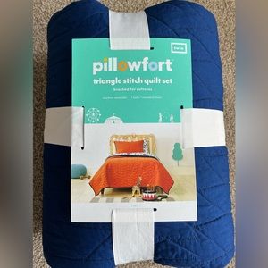 Pillowfort Triangle stitch quilt set